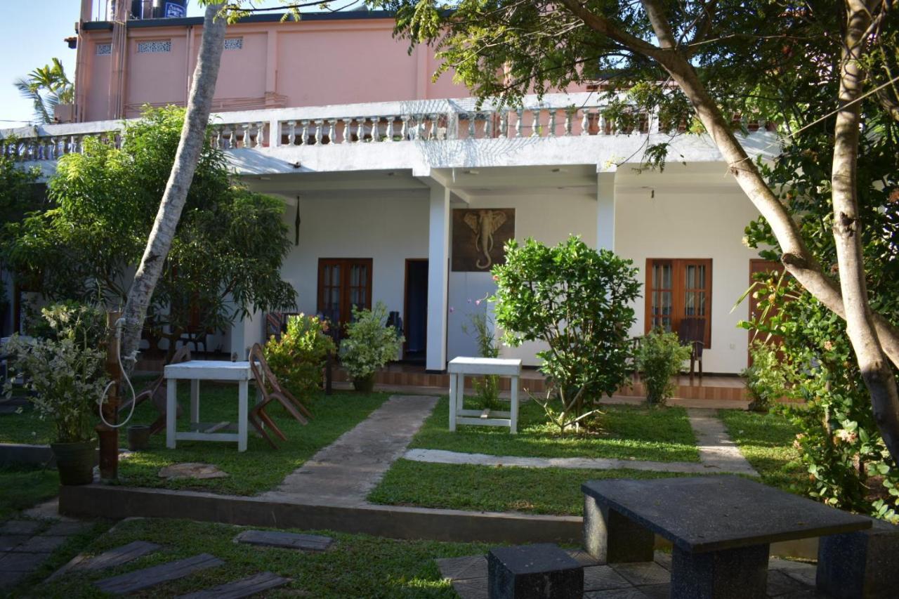Aroma Guest House Mirissa Extérieur photo
