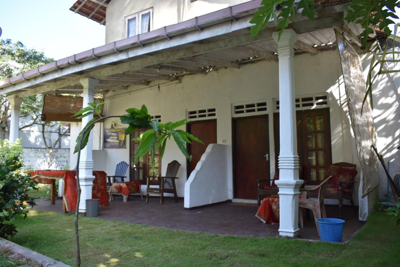 Aroma Guest House Mirissa Extérieur photo